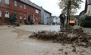 Die Anwohner packen kräftig mit an, viele helfen mit. - Simone Flörke Die Anwohner packen kräftig mit an, viele helfen mit. - Simone Flörke