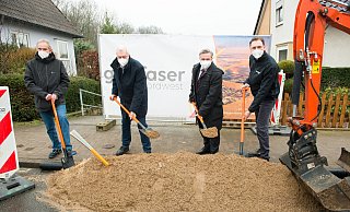 Projektleiter Peter Junker von der Telekom (v. l.), Bauausschussvorsitzender Werner Seeger, Bürgermeister Tim Kähler und Peter Neurer, Glasfaser-Nordwest-Geschäftsführer Christoph Meurer beim symbolischen Spatenstich. Damit beginnt der Bau des Glasfasernetzes Im Friedenstal. - Ralf Bittner Projektleiter Peter Junker von der Telekom (v. l.), Bauausschussvorsitzender Werner Seeger, Bürgermeister Tim Kähler und Peter Neurer, Glasfaser-Nordwest-Geschäftsführer Christoph Meurer beim symbolischen Spatenstich. Damit beginnt der Bau des Glasfasernetzes Im Friedenstal. - Ralf Bittner