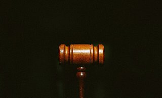 Ein 43-Jähriger stand vor Gericht, weil er seine getrennt von ihm lebende Frau attackiert hatte. - Symbolbild Gerichtsprozess: Unsplash Ein 43-Jähriger stand vor Gericht, weil er seine getrennt von ihm lebende Frau attackiert hatte. - Symbolbild Gerichtsprozess: Unsplash