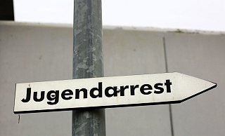 Das Schild "Jugendarrest" weist auf eine von vielen Sanktionen im Jugendstrafrecht hin, die noch vor der klassischen Haft möglich sind. - Symbolfoto: picture alliance / ZB Das Schild "Jugendarrest" weist auf eine von vielen Sanktionen im Jugendstrafrecht hin, die noch vor der klassischen Haft möglich sind. - Symbolfoto: picture alliance / ZB