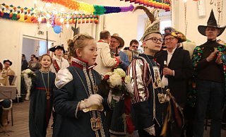 Das Kinderprinzenpaar: Prinzessin Leni, die strahlende Frohnatur (Horstmann) und Prinz Arne, der Experimentierfreudige (Lödige) beim Einzug ins Rathaus. - Sebastian Beeg Das Kinderprinzenpaar: Prinzessin Leni, die strahlende Frohnatur (Horstmann) und Prinz Arne, der Experimentierfreudige (Lödige) beim Einzug ins Rathaus. - Sebastian Beeg