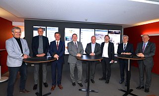 Fürs Foto nahmen die Gäste die Masken ab. Auf Einladung der Redaktion sprachen die OWL-Landräte sowie Bielefelds OB über wichtige Themen. Chefredakteur Thomas Seim, Sven-Georg Adenauer (Landrat Kreis Gütersloh), Michael Stickeln (Höxter), Axel Lehmann (Kreis Lippe), Pit Clausen (Bielefeld), Carsten Heil (stellv. Chefredakteur), Jürgen Müller (Herford) und Christoph Rüther (Paderborn, v. l.). Anna Katharina Bölling (Minden-Lübbecke) fehlte krankheitsbedingt. - Peter Unger Fürs Foto nahmen die Gäste die Masken ab. Auf Einladung der Redaktion sprachen die OWL-Landräte sowie Bielefelds OB über wichtige Themen. Chefredakteur Thomas Seim, Sven-Georg Adenauer (Landrat Kreis Gütersloh), Michael Stickeln (Höxter), Axel Lehmann (Kreis Lippe), Pit Clausen (Bielefeld), Carsten Heil (stellv. Chefredakteur), Jürgen Müller (Herford) und Christoph Rüther (Paderborn, v. l.). Anna Katharina Bölling (Minden-Lübbecke) fehlte krankheitsbedingt. - Peter Unger