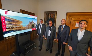 Rainer Kaschel (Inneres und Finanzen, v.l.), Oberbürgermester Pit Clausen, Jens Kronsbein (Bezirksregierung Detmold) und Stefan Thias (Projektleiter) stellen das neue Serviceportal vor. - Foto: Andreas Zobe/NW Rainer Kaschel (Inneres und Finanzen, v.l.), Oberbürgermester Pit Clausen, Jens Kronsbein (Bezirksregierung Detmold) und Stefan Thias (Projektleiter) stellen das neue Serviceportal vor. - Foto: Andreas Zobe/NW