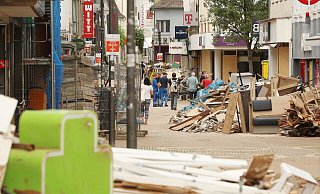 Auf einer Straße in der Innenstadt von Euskirchen türmt sich der Sperrmüll. - picture alliance/dpa Auf einer Straße in der Innenstadt von Euskirchen türmt sich der Sperrmüll. - picture alliance/dpa