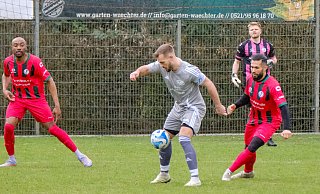 Ibrahim Kalemci (rechts) vom Spitzenreiter VfB Fichte Bielefeld möchte in dieser Szene einen Angriffsversuch von Ummelns Marcel Rohde unterbinden. - Andreas Zobe Ibrahim Kalemci (rechts) vom Spitzenreiter VfB Fichte Bielefeld möchte in dieser Szene einen Angriffsversuch von Ummelns Marcel Rohde unterbinden. - Andreas Zobe