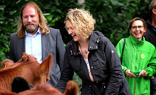 Anton Hofreiter auf dem Biohof Westerbarkey. Bürgermeisterkandidatin Gitte Trostmann und Helga Lange (rechts) begleiteten ihn zur Angus-Mutterkuhherde. - Andreas Frücht Anton Hofreiter auf dem Biohof Westerbarkey. Bürgermeisterkandidatin Gitte Trostmann und Helga Lange (rechts) begleiteten ihn zur Angus-Mutterkuhherde. - Andreas Frücht