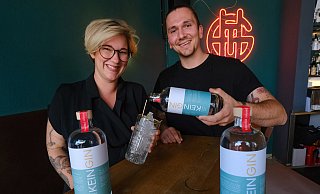 Maik Sombray und Viola Voss nutzen den aktuellen Hype um Gin, um eine völlig andere Spirituosen zu vermarkten. - Foto: Andreas Zobe/NW Maik Sombray und Viola Voss nutzen den aktuellen Hype um Gin, um eine völlig andere Spirituosen zu vermarkten. - Foto: Andreas Zobe/NW