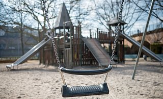Alle Spiel- und Bolzplätze werden ab Mittwoch gesperrt. Freizeit- und Tierparks müssen ebenfalls schließen. - picture alliance Alle Spiel- und Bolzplätze werden ab Mittwoch gesperrt. Freizeit- und Tierparks müssen ebenfalls schließen. - picture alliance