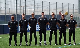 Der neue Co-Trainer Uwe Hünemeier (2. v. l.) mit (v. l.) Chefcoach Lukas Kwasniok, Co-Trainer Frank Kaspari, Reha-Coach Nils Vogt, Torwarttrainer Nico Burchert, Analyst Eduard Schmidt und Athletikcoach Andre Filipovic. - SC Paderborn 07 Der neue Co-Trainer Uwe Hünemeier (2. v. l.) mit (v. l.) Chefcoach Lukas Kwasniok, Co-Trainer Frank Kaspari, Reha-Coach Nils Vogt, Torwarttrainer Nico Burchert, Analyst Eduard Schmidt und Athletikcoach Andre Filipovic. - SC Paderborn 07