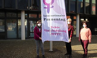 Dorit Bethke (Gleichstellungsbeauftragte), Susanne Rutenkröger und Sina Oestreich (Amt für Wirtschaftsförderung) - Björn Kenter Dorit Bethke (Gleichstellungsbeauftragte), Susanne Rutenkröger und Sina Oestreich (Amt für Wirtschaftsförderung) - Björn Kenter
