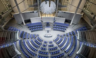 Blick in den Plenarsaal des Bundestags im Reichstagsgebäude. - Michael Kappeler/dpa Blick in den Plenarsaal des Bundestags im Reichstagsgebäude. - Michael Kappeler/dpa