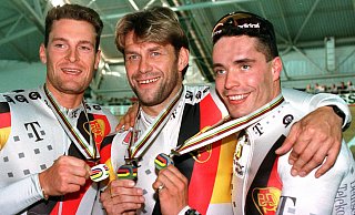 Michael Hübner (M) bei seiner letzten WM 1996 in Manchester. - picture alliance / dpa Michael Hübner (M) bei seiner letzten WM 1996 in Manchester. - picture alliance / dpa