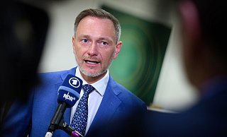 Christian Lindner verteidigt die in der Regierung umstrittenen FDP-Vorschläge für eine «Wirtschaftswende». - Bernd von Jutrczenka/dpa Christian Lindner verteidigt die in der Regierung umstrittenen FDP-Vorschläge für eine «Wirtschaftswende». - Bernd von Jutrczenka/dpa
