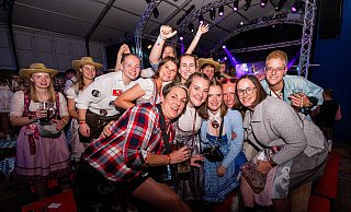 Die erste Frauenmannschaft von TuRa Löhne hat 2024 auf der Party im Festzelt gefeiert. In diesem Jahr müssen die Sportlerinnen nach einem neuen Partyort suchen. . - Noah Wedel Die erste Frauenmannschaft von TuRa Löhne hat 2024 auf der Party im Festzelt gefeiert. In diesem Jahr müssen die Sportlerinnen nach einem neuen Partyort suchen. . - Noah Wedel
