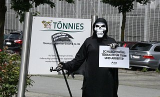 Eine handvoll Aktivisten nutzte das bundesweite Medieninteresse, um unter dem Motto „Schlachthöfe: Tödlich für Menschen und Tiere“ zu demonstrieren. - Andreas Eickhoff Eine handvoll Aktivisten nutzte das bundesweite Medieninteresse, um unter dem Motto „Schlachthöfe: Tödlich für Menschen und Tiere“ zu demonstrieren. - Andreas Eickhoff