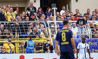 Christopher Antwi-Adjei (r, FC Schalke 04) steht bei einem Einwurf. Der Spieler gab nach dem Spiel an, dabei rassistisch beleidigt worden zu sein. - Jan Woitas/dpa Christopher Antwi-Adjei (r, FC Schalke 04) steht bei einem Einwurf. Der Spieler gab nach dem Spiel an, dabei rassistisch beleidigt worden zu sein. - Jan Woitas/dpa