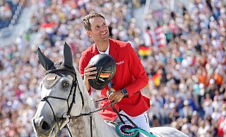 Das Gold-Duo von Paris: Christian Kukuk und sein Pferd Checker. - Rolf Vennenbernd/dpa Das Gold-Duo von Paris: Christian Kukuk und sein Pferd Checker. - Rolf Vennenbernd/dpa