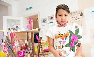 Isabella (8) zeigt einen Schmetterling aus Holz und Blättern. Einer Hasenfamilie baute sie eine komplette Wohnung. - Ralf Bittner Isabella (8) zeigt einen Schmetterling aus Holz und Blättern. Einer Hasenfamilie baute sie eine komplette Wohnung. - Ralf Bittner