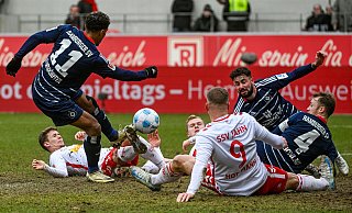 Auch HSV-Stürmer Ransford Königsdörffer (l.) und seine Teamkollegen verzweifelten zuletzt beim 1:1 in Regensburg am Kampfgeist des Gegners und an der schlechten Rasenqualität im Jahnstadion. - picture alliance/dpa Auch HSV-Stürmer Ransford Königsdörffer (l.) und seine Teamkollegen verzweifelten zuletzt beim 1:1 in Regensburg am Kampfgeist des Gegners und an der schlechten Rasenqualität im Jahnstadion. - picture alliance/dpa