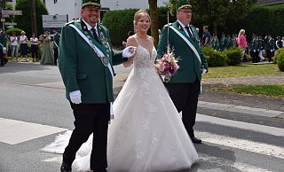 Königspaar Christian Hüneke und Verena Withut beim Festumzug in Holtheim. - Anja Ebner Königspaar Christian Hüneke und Verena Withut beim Festumzug in Holtheim. - Anja Ebner