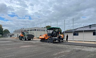 Die letzte Aufgabe der Firma Heiler für den Bau des Spielfeldes war das Auftragen des sogenannten Planums, also der letzten ungebundenen Tragschicht aus Feinschotter. Diese Schicht ist Anfang Oktober fertig geworden. - OTSV Die letzte Aufgabe der Firma Heiler für den Bau des Spielfeldes war das Auftragen des sogenannten Planums, also der letzten ungebundenen Tragschicht aus Feinschotter. Diese Schicht ist Anfang Oktober fertig geworden. - OTSV