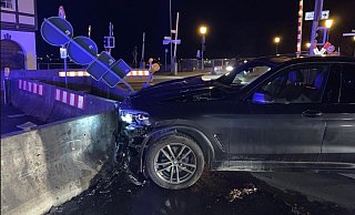 Das Auto verschob die Betonteile an der Weserbrücke und knickte Straßenschilder ab. - Feuerwehr Höxter Das Auto verschob die Betonteile an der Weserbrücke und knickte Straßenschilder ab. - Feuerwehr Höxter