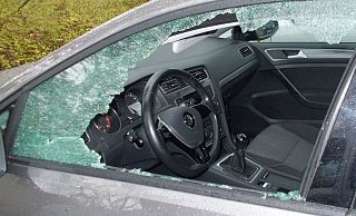 Bei einem VW Bulli brachen die Täter die Beifahrertür auf, am Meyer-zu-Eissen-Weg wurden vor allem Seitenscheiben eingeschlagen. - Symbolfoto: Polizei Bei einem VW Bulli brachen die Täter die Beifahrertür auf, am Meyer-zu-Eissen-Weg wurden vor allem Seitenscheiben eingeschlagen. - Symbolfoto: Polizei