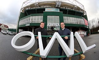 Neuer Name für bekanntes Stadion: Ralf Weber und Alexander Hardieck (rechts) halten den Schriftzug OWL hoch. - Wolfgang Rudolf Neuer Name für bekanntes Stadion: Ralf Weber und Alexander Hardieck (rechts) halten den Schriftzug OWL hoch. - Wolfgang Rudolf