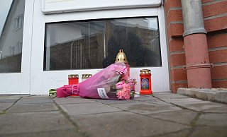 Vor dem Haus in Borgholzhausen, in dem die getötete 37-Jährige lebte, liegen Blumen und Kerzen. - Andreas Großpietsch Vor dem Haus in Borgholzhausen, in dem die getötete 37-Jährige lebte, liegen Blumen und Kerzen. - Andreas Großpietsch