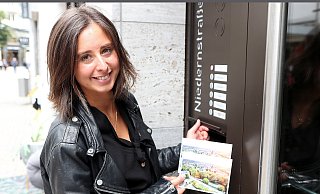 Postkarte für Bielefeld: Lokalreporterin Sara Crnjak lässt in ganz Bielefeld die Lokalportal-Karte verteilen. - Wolfgang Rudolf Postkarte für Bielefeld: Lokalreporterin Sara Crnjak lässt in ganz Bielefeld die Lokalportal-Karte verteilen. - Wolfgang Rudolf