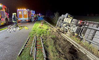 Aus ungeklärter Ursache kam in der Nacht zu Freitag ein vollbeladener Sattelzug auf der A33 von der Fahrbahn ab. - Ralph Meyer Aus ungeklärter Ursache kam in der Nacht zu Freitag ein vollbeladener Sattelzug auf der A33 von der Fahrbahn ab. - Ralph Meyer