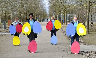 Blickfang: Die Löhner Landfrauen Rita Busch (v.l.), Christiane Lindenschmidt, Joanna Bonczyk und Mareike Hübner schmücken die Allee des Weltklimas mit großen bunten Ostereiern. - Sandra C. Siegemund Blickfang: Die Löhner Landfrauen Rita Busch (v.l.), Christiane Lindenschmidt, Joanna Bonczyk und Mareike Hübner schmücken die Allee des Weltklimas mit großen bunten Ostereiern. - Sandra C. Siegemund