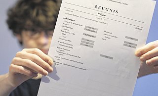 Am Ende des Schuljahres gibt es auch an den Bielefelder Schulen Zeugnisse - und bei vielen Familien auch einiges an Gesprächsbedarf. - Andreas Sundermeier Am Ende des Schuljahres gibt es auch an den Bielefelder Schulen Zeugnisse - und bei vielen Familien auch einiges an Gesprächsbedarf. - Andreas Sundermeier