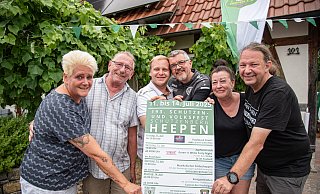 Der amtierende Thron lädt zum diesjährigen Schützenfest nach Heepen ein. Neben dem Königspaar Alexander Wolf und Mirco Herbers gehört auch das Kronprinzenpaar (l.) Frank und Anka Smidt sowie das Bierkönigspaar (r.) Michael und Kerstin Kipp dazu. - Felix Brenneke Der amtierende Thron lädt zum diesjährigen Schützenfest nach Heepen ein. Neben dem Königspaar Alexander Wolf und Mirco Herbers gehört auch das Kronprinzenpaar (l.) Frank und Anka Smidt sowie das Bierkönigspaar (r.) Michael und Kerstin Kipp dazu. - Felix Brenneke