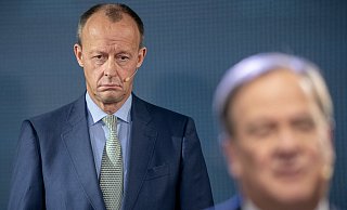 Der Kandidat für den Bundesvorsitz der CDU, Armin Laschet (r.) spricht vor seinem Mitbewerber Friedrich Merz bei Fragen der Jungen-Union-Mitglieder bei einem Online-Talk. - picture alliance/Michael Kappeler/dpa Der Kandidat für den Bundesvorsitz der CDU, Armin Laschet (r.) spricht vor seinem Mitbewerber Friedrich Merz bei Fragen der Jungen-Union-Mitglieder bei einem Online-Talk. - picture alliance/Michael Kappeler/dpa
