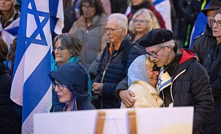 Hunderte Menschen kamen Dienstagabend vor der Bielefelder Synagoge "Beit Tikwa" zusammen. - Oliver Krato Hunderte Menschen kamen Dienstagabend vor der Bielefelder Synagoge "Beit Tikwa" zusammen. - Oliver Krato