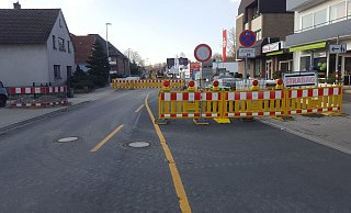 Noch ist die Salzufler Straße zwischen den Abzweig vom Rosengartenweg bis zum Parkplatz des Siemes-Schuhcenters gesperrt. Ursprünglich sollte die Fahrbahn Anfang April wieder frei sein. Jetzt wird ein nahtloser Weiterbau erwogen. - Peter Steinert Noch ist die Salzufler Straße zwischen den Abzweig vom Rosengartenweg bis zum Parkplatz des Siemes-Schuhcenters gesperrt. Ursprünglich sollte die Fahrbahn Anfang April wieder frei sein. Jetzt wird ein nahtloser Weiterbau erwogen. - Peter Steinert