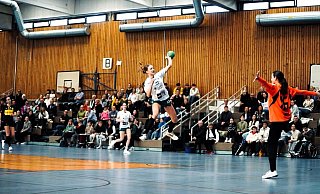 Scheinbar schwerelos: Luisa Bick ist im entscheidenden Spiel gegen die JSG LiT auf dem Weg zum nächsten Herforder Treffer. - VfL Herford Scheinbar schwerelos: Luisa Bick ist im entscheidenden Spiel gegen die JSG LiT auf dem Weg zum nächsten Herforder Treffer. - VfL Herford