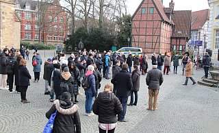 Auf dem Rathausplatz haben sich am Freitagnachmittag Menschen versammelt, um den Erdbebenopfern in der Türkei und Syrien zu gedenken. - Susanne Blersch Auf dem Rathausplatz haben sich am Freitagnachmittag Menschen versammelt, um den Erdbebenopfern in der Türkei und Syrien zu gedenken. - Susanne Blersch