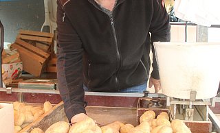 Harald Diederichs, Kartoffelbauer aus Boffzen, ist Marktbeschicker in dritter Generation. - Amina Vieth Harald Diederichs, Kartoffelbauer aus Boffzen, ist Marktbeschicker in dritter Generation. - Amina Vieth