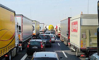Lastwagen, so weit das Auge reicht. - (Symbolfoto): Pixabay Lastwagen, so weit das Auge reicht. - (Symbolfoto): Pixabay