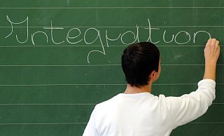 Um die Integration von Migranten in Löhne weiter zu verbessern, wird jetzt ein entsprechendes Gremium geschaffen. - picture alliance / dpa Um die Integration von Migranten in Löhne weiter zu verbessern, wird jetzt ein entsprechendes Gremium geschaffen. - picture alliance / dpa