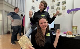 Johanna Schulze (vorne) und Milla Steffens aus Paderborn haben ihre eignen Folien auf Basis von Chitosan hergestellt. Sie belegten den zweiten Platz im Bereich Biologie. - Danielle Dörsing Johanna Schulze (vorne) und Milla Steffens aus Paderborn haben ihre eignen Folien auf Basis von Chitosan hergestellt. Sie belegten den zweiten Platz im Bereich Biologie. - Danielle Dörsing