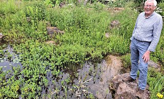 Friedhelm Diebrok an seinem Gartenteich, in dem sich zurzeit wenig Wasser befindet. Tiere können dort aber auch jetzt noch ihren Durst löschen – oder ein Bad nehmen. - Meiko Haselhorst Friedhelm Diebrok an seinem Gartenteich, in dem sich zurzeit wenig Wasser befindet. Tiere können dort aber auch jetzt noch ihren Durst löschen – oder ein Bad nehmen. - Meiko Haselhorst