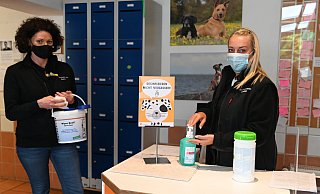 Auch die Telefonzentrale bzw. der Empfang im Tierheim ist mit Spuckschutz gesichert. Mitarbeiterin Claudia Ostheider (rechts) und Tierheimleiterin Anja Langer achten darauf, dass alles gut infiziert ist. Zudem steht Handdesinfektion bereit. - Tierheim Bielefeld Auch die Telefonzentrale bzw. der Empfang im Tierheim ist mit Spuckschutz gesichert. Mitarbeiterin Claudia Ostheider (rechts) und Tierheimleiterin Anja Langer achten darauf, dass alles gut infiziert ist. Zudem steht Handdesinfektion bereit. - Tierheim Bielefeld