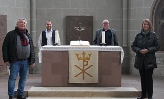 Das Höxteraner Pfarrteam in der Marienkirche mit Pfarrer im Ruhestand Volker Schmidt (v. l.), Pfarrer Tim Wendorff, Pfarrer Uwe Neumann und Pfarrerin Christiane Zina. Foto: Gemeinde - Kirche Das Höxteraner Pfarrteam in der Marienkirche mit Pfarrer im Ruhestand Volker Schmidt (v. l.), Pfarrer Tim Wendorff, Pfarrer Uwe Neumann und Pfarrerin Christiane Zina. Foto: Gemeinde - Kirche