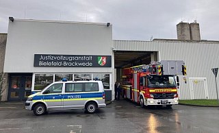 Während Rettungskräfte durch das offen stehende Gefängnistor fahren, bewachen Polizisten und Justizbeamte die sonst geschlossene Schleuse. - Jens Reichenbach Während Rettungskräfte durch das offen stehende Gefängnistor fahren, bewachen Polizisten und Justizbeamte die sonst geschlossene Schleuse. - Jens Reichenbach