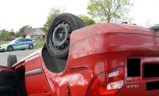 Der Skoda landete durch den Aufprallswucht auf dem Dach. Foto: Polizei Minden-Lübbecke - Polizei Minden Lübbecke Der Skoda landete durch den Aufprallswucht auf dem Dach. Foto: Polizei Minden-Lübbecke - Polizei Minden Lübbecke