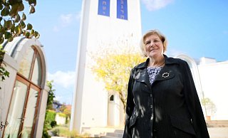 Irith Michelsohn, Vorsitzende der Jüdischen Gemeinde, steht vor der Synagoge Beit Tikwa in Bielefeld. Sie kritisiert die Justiz scharf für ihr jüngstes Urteil. - Sarah Jonek Irith Michelsohn, Vorsitzende der Jüdischen Gemeinde, steht vor der Synagoge Beit Tikwa in Bielefeld. Sie kritisiert die Justiz scharf für ihr jüngstes Urteil. - Sarah Jonek
