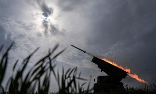 Eine ukrainische MSLR BM-21 «Grad» feuert auf russische Stellungen an der Frontlinie. - Evgeniy Maloletka/AP/dpa Eine ukrainische MSLR BM-21 «Grad» feuert auf russische Stellungen an der Frontlinie. - Evgeniy Maloletka/AP/dpa